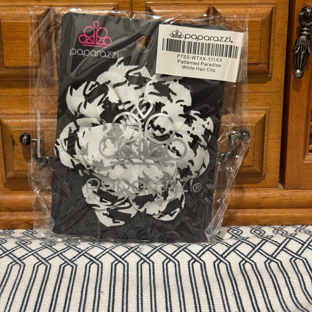 NWT Paparazzi “Patterned Paradise” White Floral Hair Clip